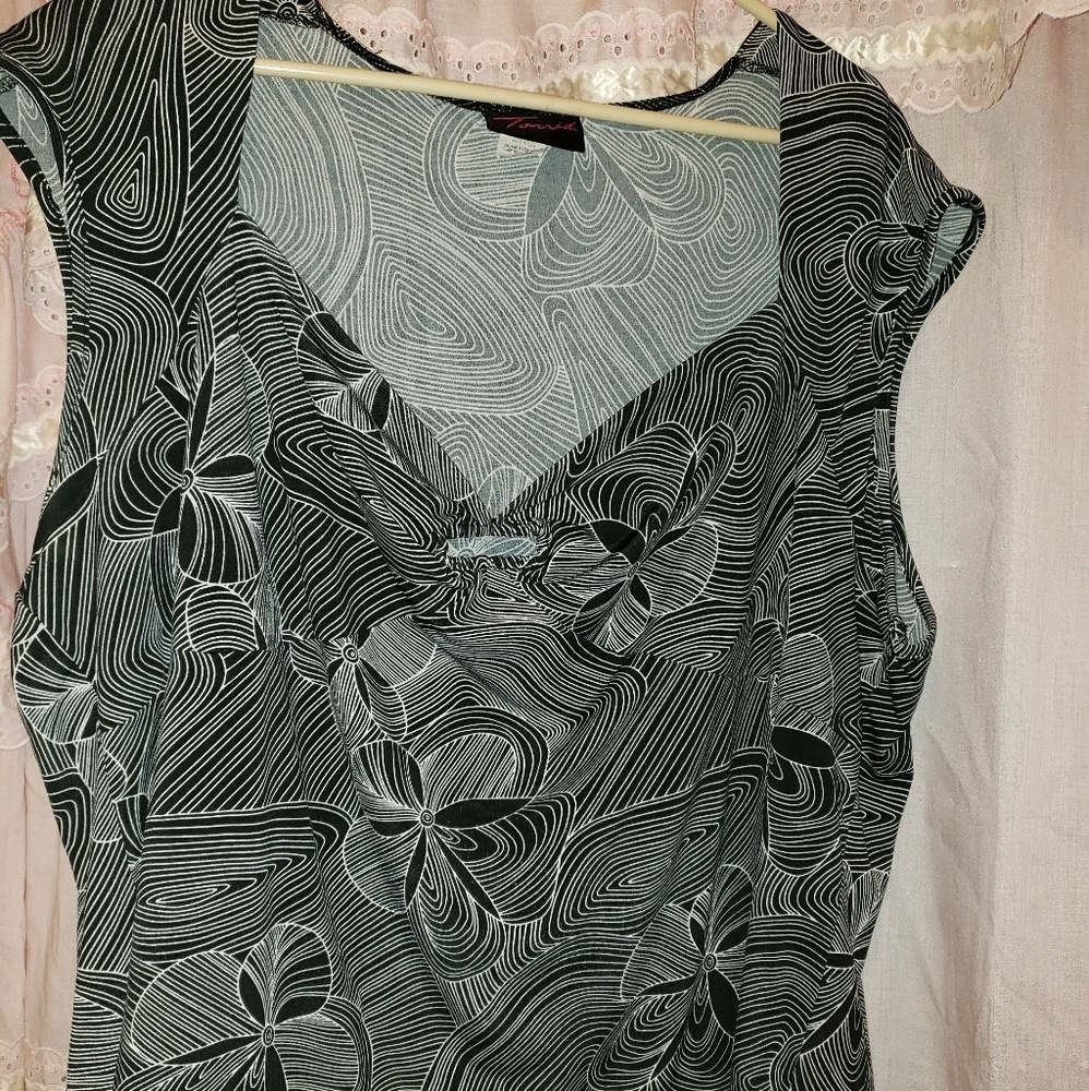 Torrid cute black and white flower top size 4
